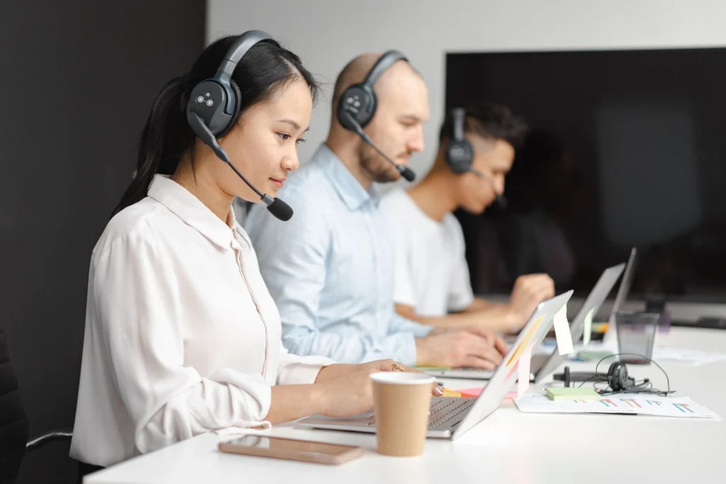 เจ้าหน้าที่รับสายลูกค้า บริการ Inbound Call Center