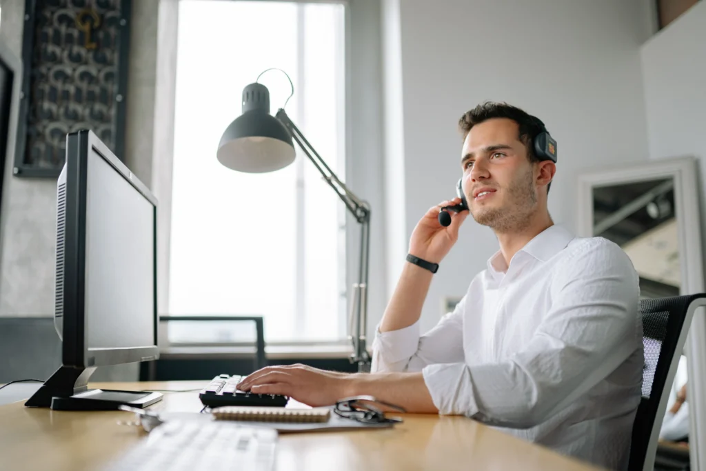 เจ้าหน้าที่โทรออก Telesales บริการ Outbound Call Center