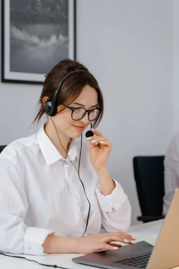 เจ้าหน้าที่ Outsource Call Center สวมหูฟังให้บริการลูกค้า